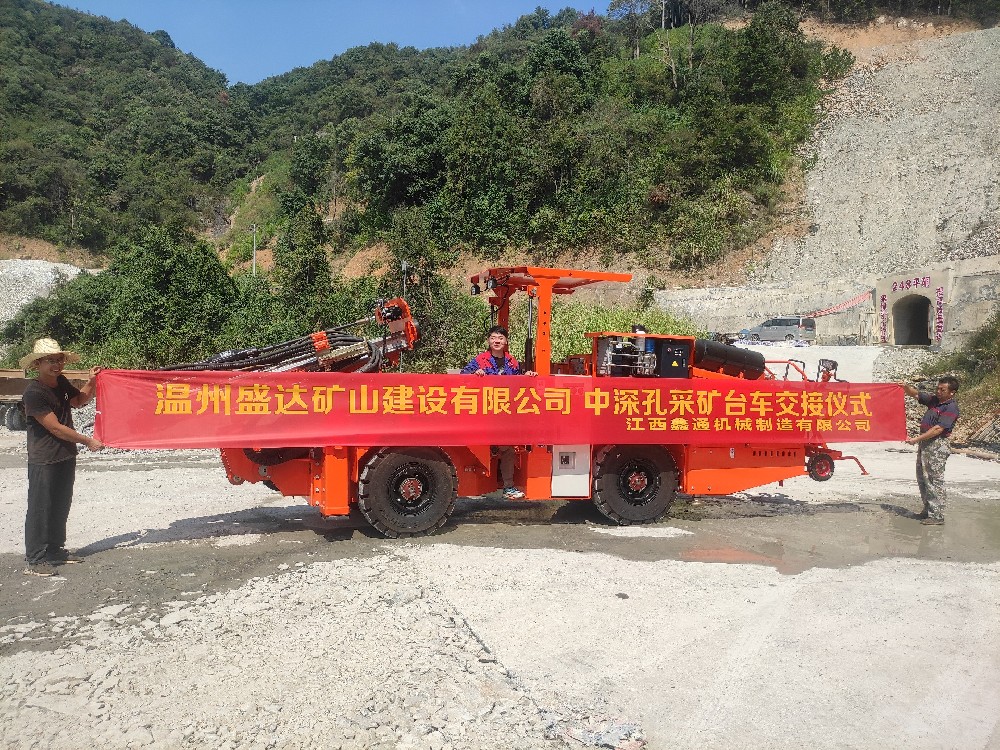 地下采矿装备，，，，，，隧道凿岩台车，，，，，，掘进钻车，，，，，，地下工程设备案例-HJC黄金城--官网-HJC黄金城机械_掘进凿岩台车_混凝土湿喷台车_扒渣机-HJC黄金城