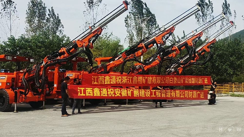 地下采矿装备，，，隧道凿岩台车，，，掘进钻车，，，地下工程设备案例-HJC黄金城--官网-HJC黄金城机械_掘进凿岩台车_混凝土湿喷台车_扒渣机-HJC黄金城