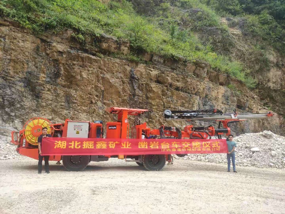 地下采矿装备，，，隧道凿岩台车，，，掘进钻车，，，地下工程设备案例-HJC黄金城--官网-HJC黄金城机械_掘进凿岩台车_混凝土湿喷台车_扒渣机-HJC黄金城