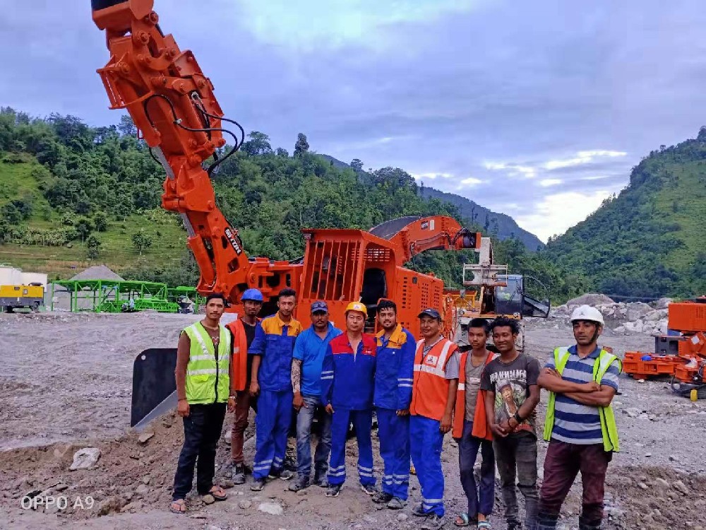 地下采矿装备，，隧道凿岩台车，，掘进钻车，，地下工程设备案例-HJC黄金城--官网-HJC黄金城机械_掘进凿岩台车_混凝土湿喷台车_扒渣机-HJC黄金城