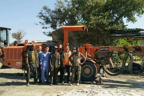 地下采矿装备，，隧道凿岩台车，，掘进钻车，，地下工程设备案例-HJC黄金城--官网-HJC黄金城机械_掘进凿岩台车_混凝土湿喷台车_扒渣机-HJC黄金城