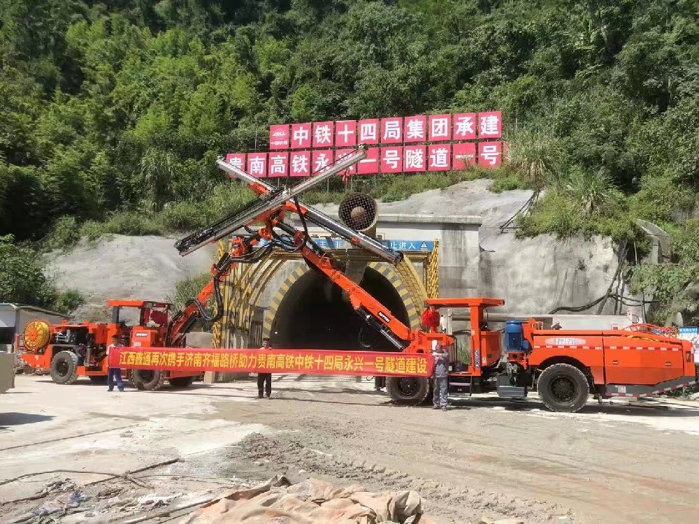 地下采矿装备，，，隧道凿岩台车，，，掘进钻车，，，地下工程设备案例-HJC黄金城--官网-HJC黄金城机械_掘进凿岩台车_混凝土湿喷台车_扒渣机-HJC黄金城