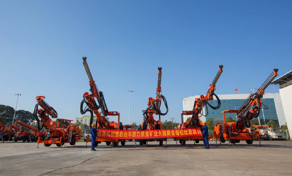 地下采矿装备，，，，，，隧道凿岩台车，，，，，，掘进钻车，，，，，，地下工程设备案例-HJC黄金城--官网-HJC黄金城机械_掘进凿岩台车_混凝土湿喷台车_扒渣机-HJC黄金城