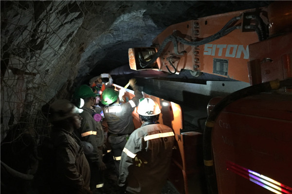 地下采矿装备，，，隧道凿岩台车，，，掘进钻车，，，地下工程设备案例-HJC黄金城--官网-HJC黄金城机械_掘进凿岩台车_混凝土湿喷台车_扒渣机-HJC黄金城