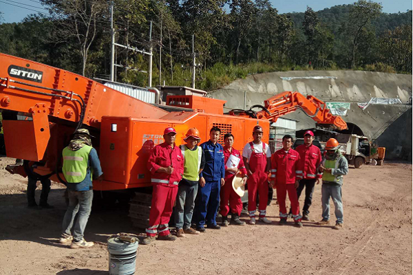 地下采矿装备，，，隧道凿岩台车，，，掘进钻车，，，地下工程设备案例-HJC黄金城--官网-HJC黄金城机械_掘进凿岩台车_混凝土湿喷台车_扒渣机-HJC黄金城