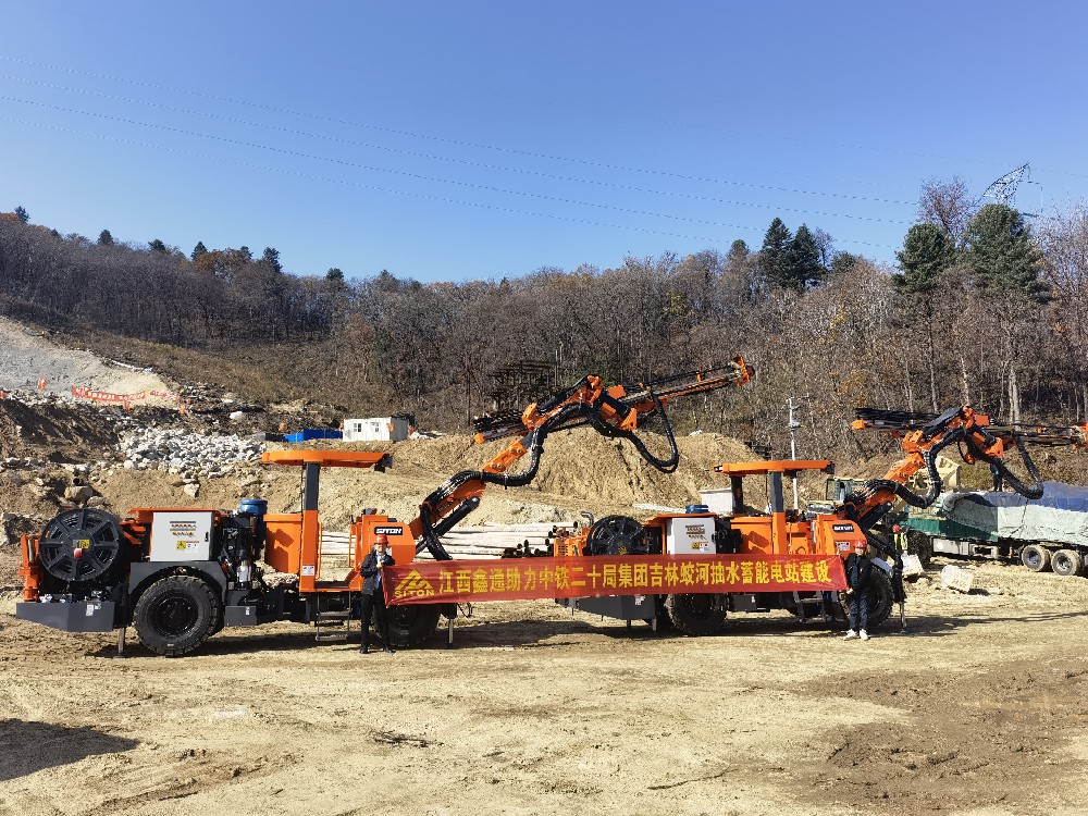地下采矿装备，，，，隧道凿岩台车，，，，掘进钻车，，，，地下工程设备案例-HJC黄金城--官网-HJC黄金城机械_掘进凿岩台车_混凝土湿喷台车_扒渣机-HJC黄金城