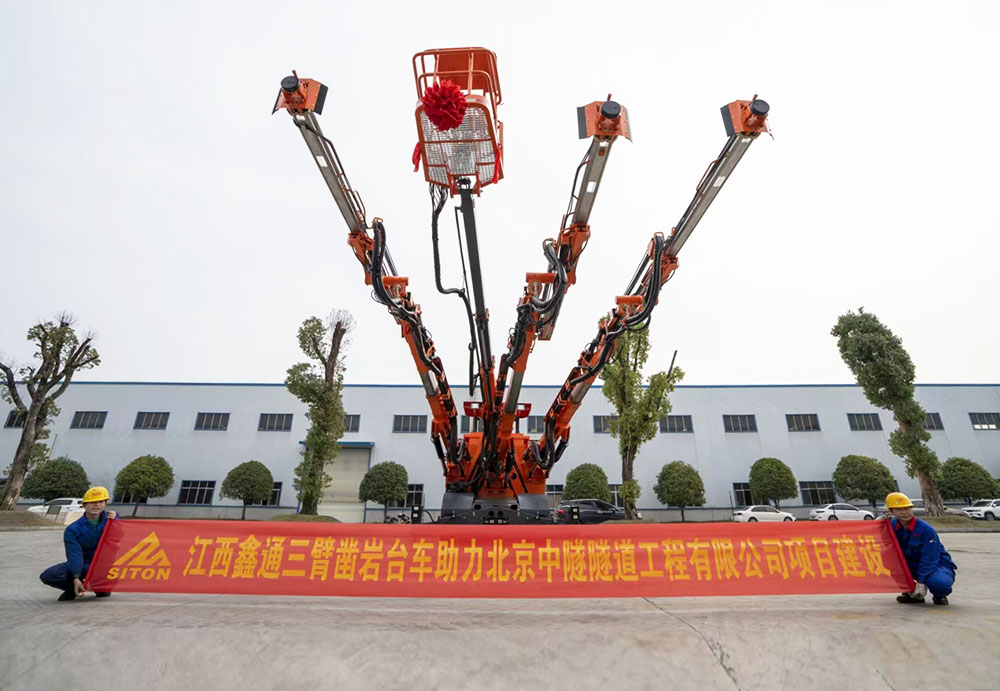 地下采矿装备，，，，隧道凿岩台车，，，，掘进钻车，，，，地下工程设备案例-HJC黄金城--官网-HJC黄金城机械_掘进凿岩台车_混凝土湿喷台车_扒渣机-HJC黄金城