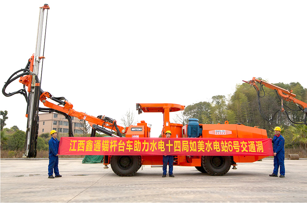 地下采矿装备，，，隧道凿岩台车，，，掘进钻车，，，地下工程设备案例-HJC黄金城--官网-HJC黄金城机械_掘进凿岩台车_混凝土湿喷台车_扒渣机-HJC黄金城