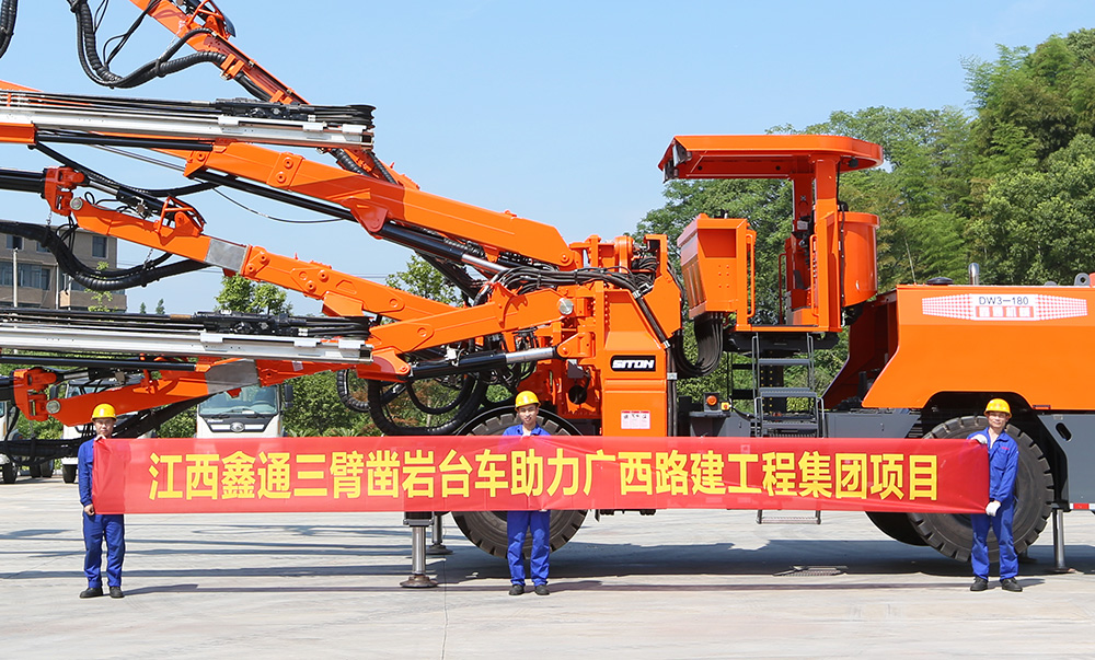 地下采矿装备，，，，，，隧道凿岩台车，，，，，，掘进钻车，，，，，，地下工程设备案例-HJC黄金城--官网-HJC黄金城机械_掘进凿岩台车_混凝土湿喷台车_扒渣机-HJC黄金城