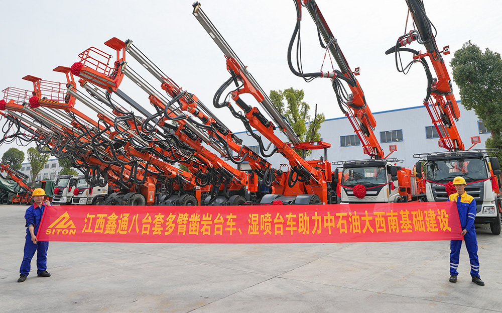 地下采矿装备，，，隧道凿岩台车，，，掘进钻车，，，地下工程设备案例-HJC黄金城--官网-HJC黄金城机械_掘进凿岩台车_混凝土湿喷台车_扒渣机-HJC黄金城