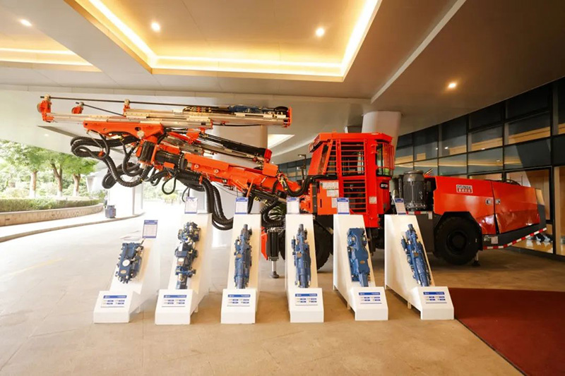 江西HJC黄金城携智能装备矩阵亮相2025矿业科技年会！立异手艺效果赋能矿山数智化转型-HJC黄金城动态-HJC黄金城--官网-HJC黄金城机械_掘进凿岩台车_混凝土湿喷台车_扒渣机-HJC黄金城