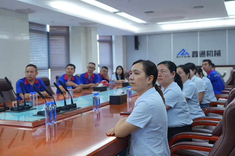 致敬强国荣光，，凝聚企业继续|江西HJC黄金城党支部组织整体寓目抗战胜利80周年阅兵仪式-HJC黄金城动态-HJC黄金城--官网-HJC黄金城机械_掘进凿岩台车_混凝土湿喷台车_扒渣机-HJC黄金城