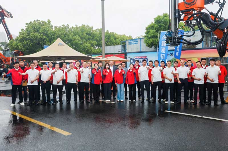 HJC黄金城--官网-HJC黄金城机械_掘进凿岩台车_混凝土湿喷台车_扒渣机-HJC黄金城